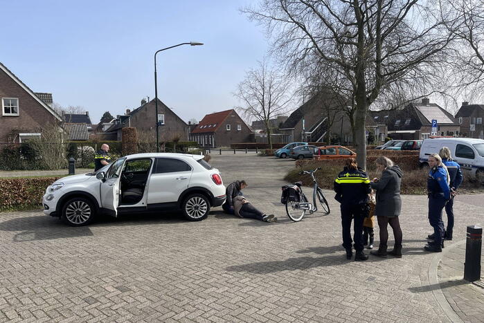 Vrouw botst met e-bike tegen auto