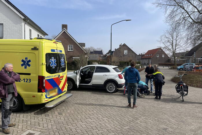 Vrouw botst met e-bike tegen auto