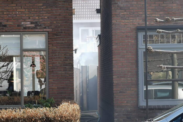 Brand legt schuur achter woning in de as