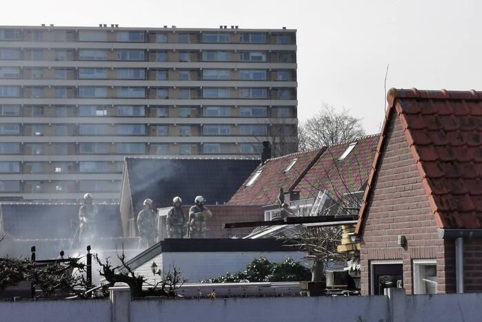 Brand legt schuur achter woning in de as