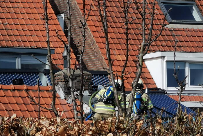 Brand legt schuur achter woning in de as