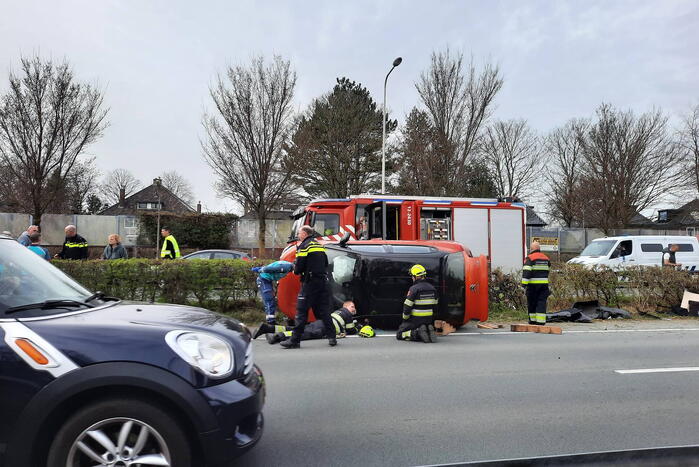 Auto belandt op zijn kant bij verkeersongeval