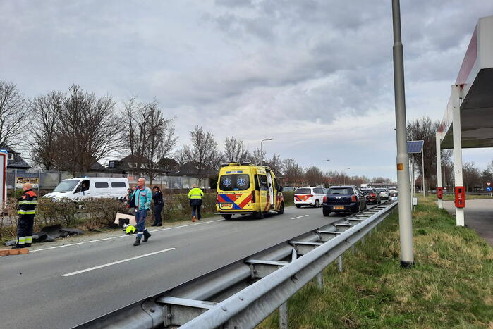 Auto belandt op zijn kant bij verkeersongeval