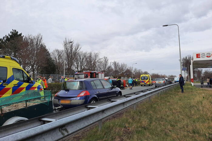 Auto belandt op zijn kant bij verkeersongeval