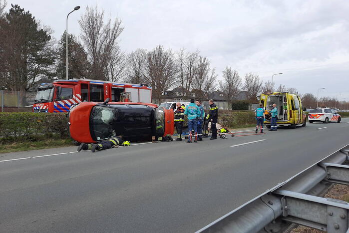 Auto belandt op zijn kant bij verkeersongeval