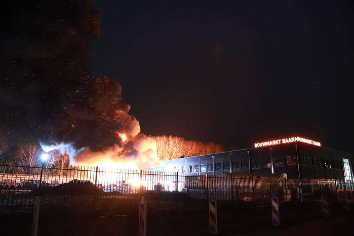 Grote uitslaande brand bij bouwmarkt