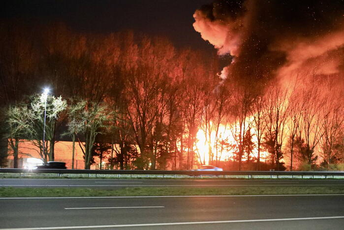 Grote uitslaande brand bij bouwmarkt