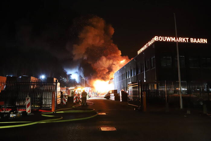 Grote uitslaande brand bij bouwmarkt