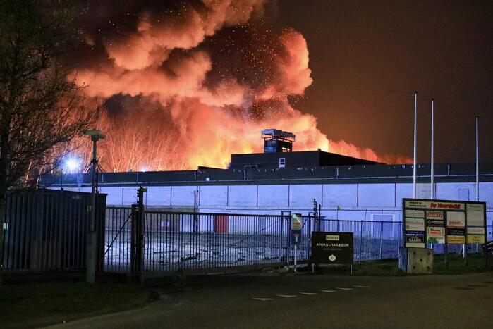 Grote uitslaande brand bij bouwmarkt