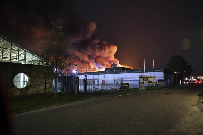 Grote uitslaande brand bij bouwmarkt
