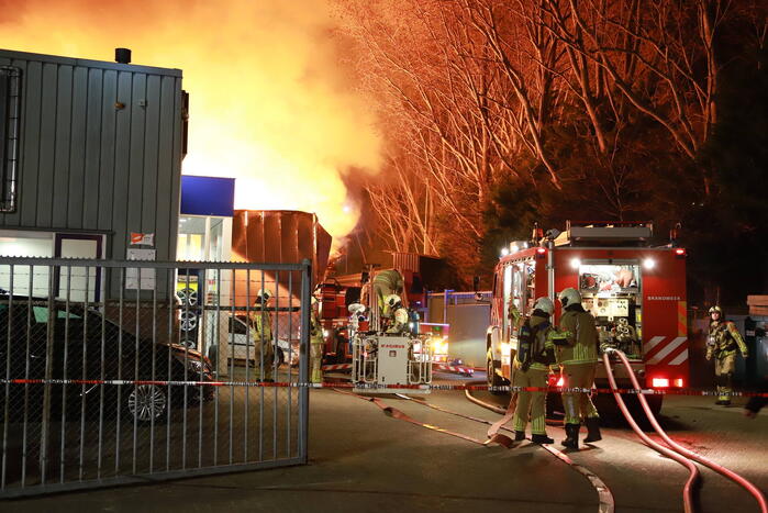 Grote uitslaande brand bij bouwmarkt