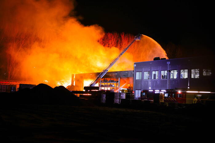 Grote uitslaande brand bij bouwmarkt