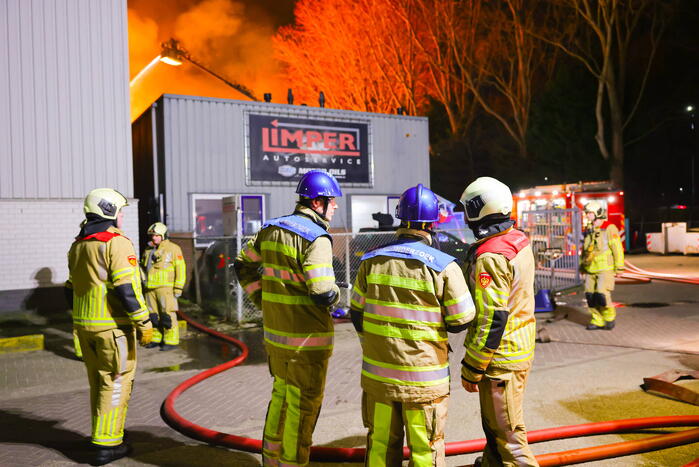 Grote uitslaande brand bij bouwmarkt
