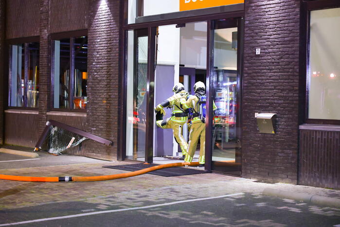 Grote uitslaande brand bij bouwmarkt