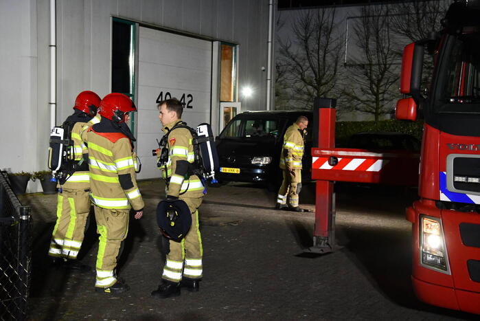 Brandweer blust brand in schoorsteen