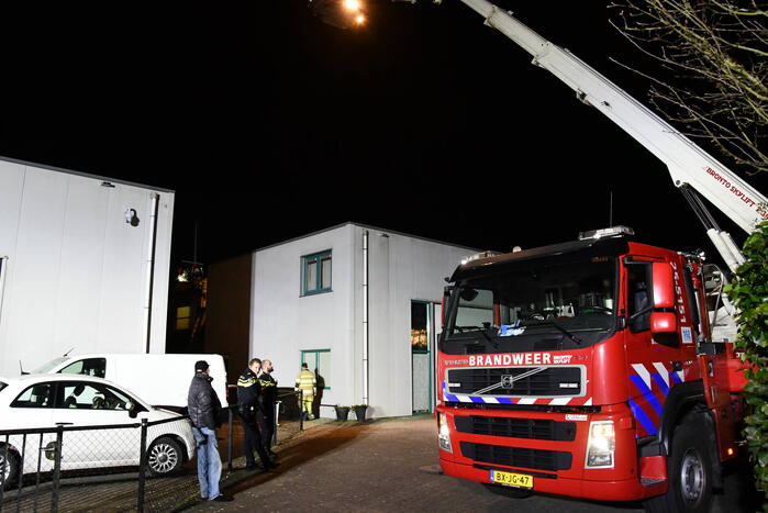 Brandweer blust brand in schoorsteen