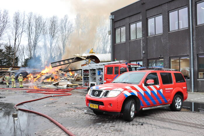 Brandweer nog uren druk met grote brand