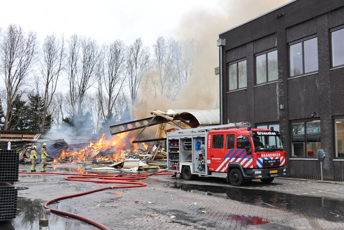 Brandweer nog uren druk met grote brand