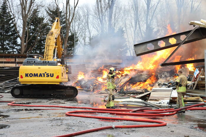 Brandweer nog uren druk met grote brand