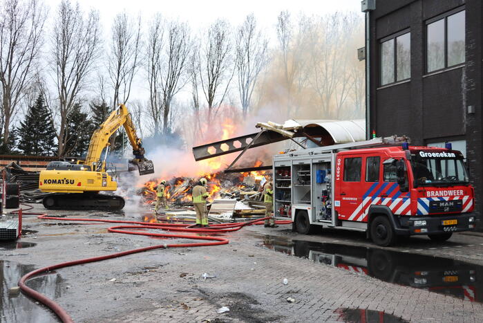 Brandweer nog uren druk met grote brand