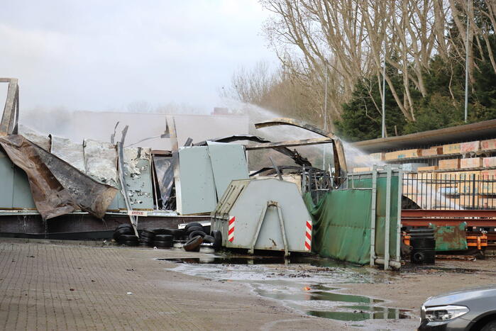 Brandweer nog uren druk met grote brand