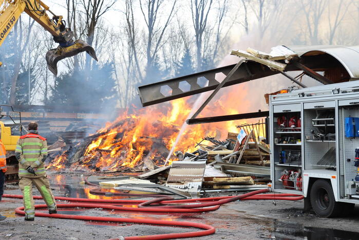 Brandweer nog uren druk met grote brand