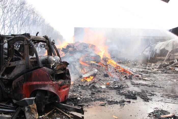 Brandweer nog uren druk met grote brand