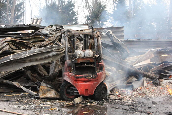 Brandweer nog uren druk met grote brand