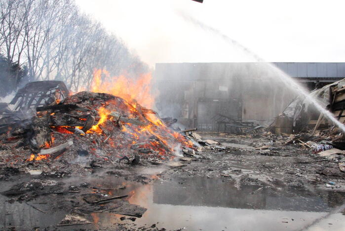 Brandweer nog uren druk met grote brand