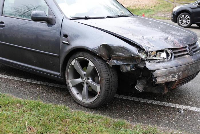 Auto botst op afslaande auto