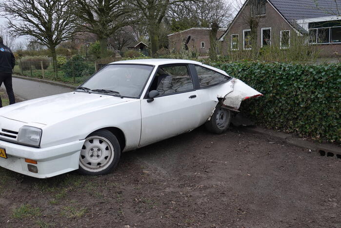 Auto botst op afslaande auto