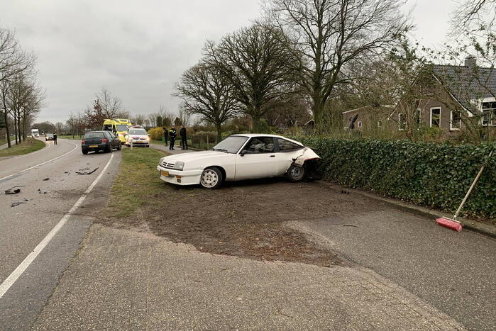 Auto botst op afslaande auto