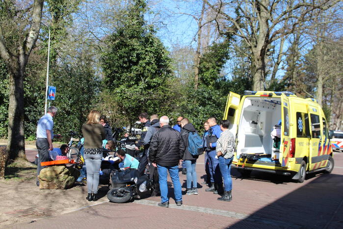 Scooterrijder raakt gewond bij botsing met auto