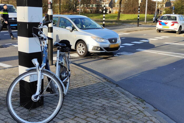 Fietser gewond bij aanrijding, politie houdt automobilist aan