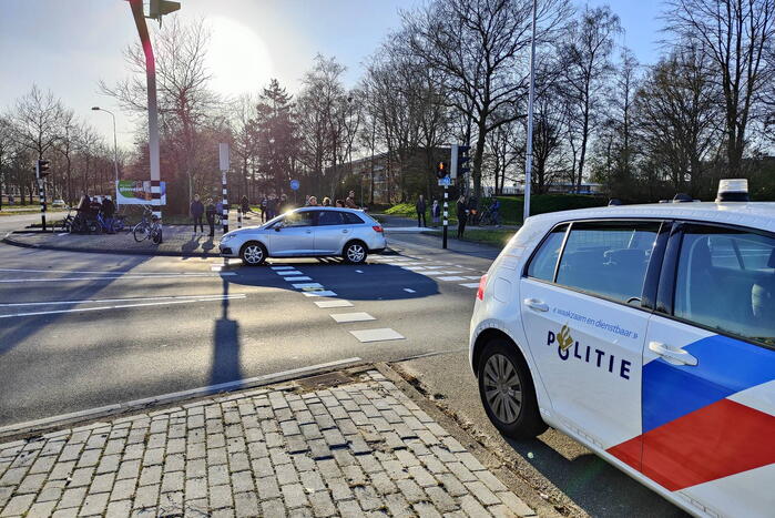 Fietser gewond bij aanrijding, politie houdt automobilist aan