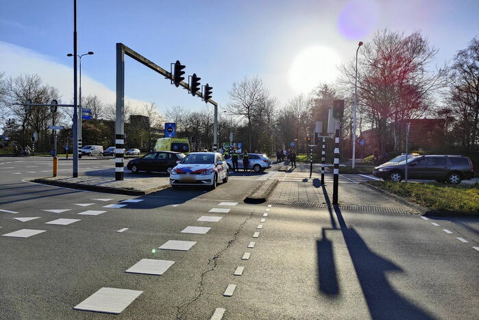 Fietser gewond bij aanrijding, politie houdt automobilist aan