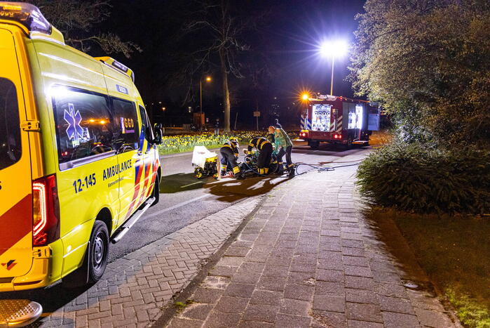 Kind bekneld in spaken van fiets