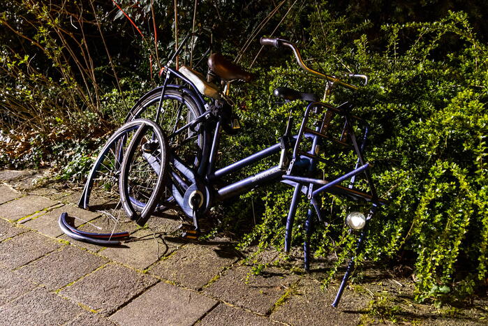 Kind bekneld in spaken van fiets