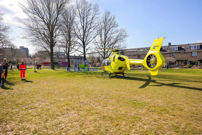 Landing traumahelikopter in Schothorst trekt veel bekijks