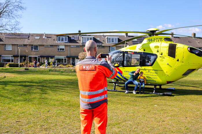 Landing traumahelikopter in Schothorst trekt veel bekijks