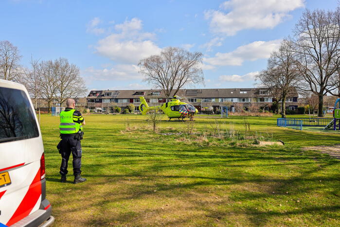 Landing traumahelikopter in Schothorst trekt veel bekijks