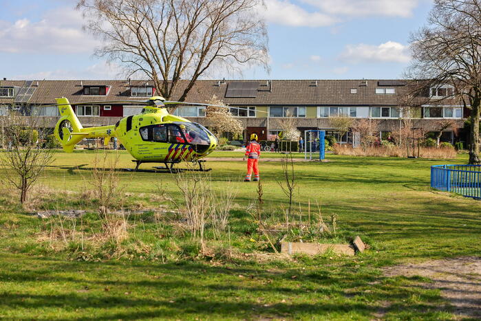 Landing traumahelikopter in Schothorst trekt veel bekijks