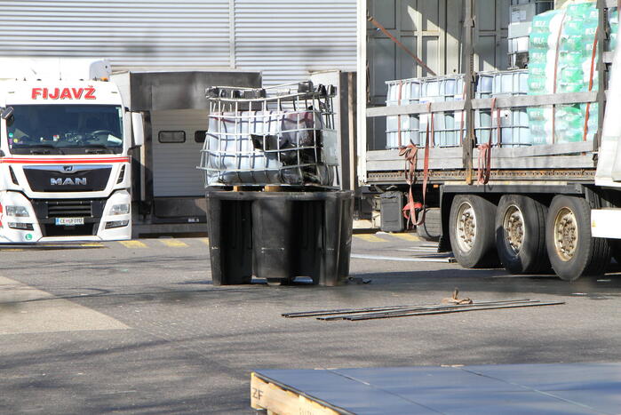 IBC-container met bijtende vloeistof lekgeraakt