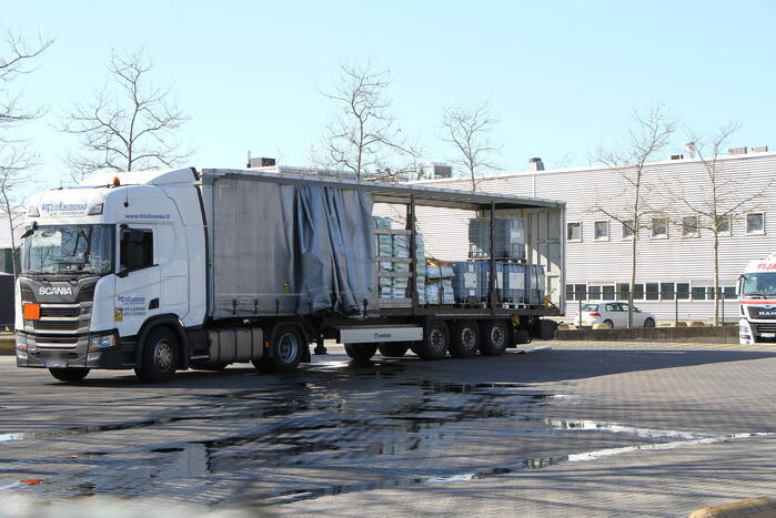 IBC-container met bijtende vloeistof lekgeraakt