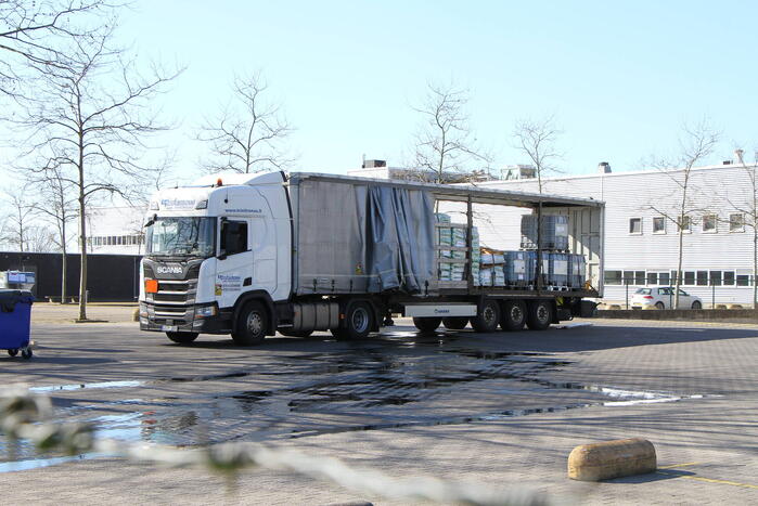 IBC-container met bijtende vloeistof lekgeraakt
