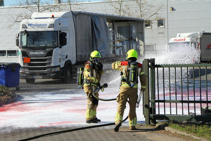 IBC-container met bijtende vloeistof lekgeraakt