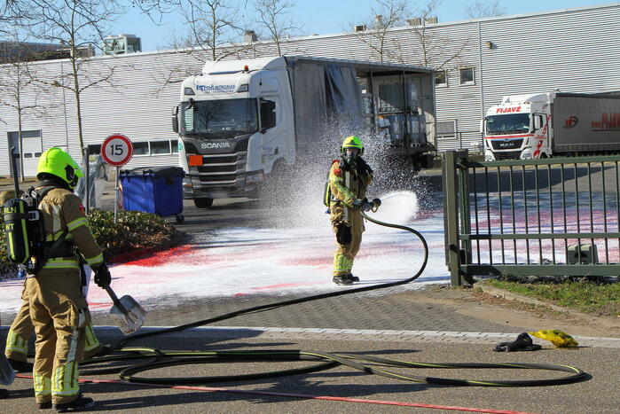 IBC-container met bijtende vloeistof lekgeraakt