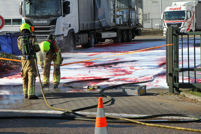 IBC-container met bijtende vloeistof lekgeraakt