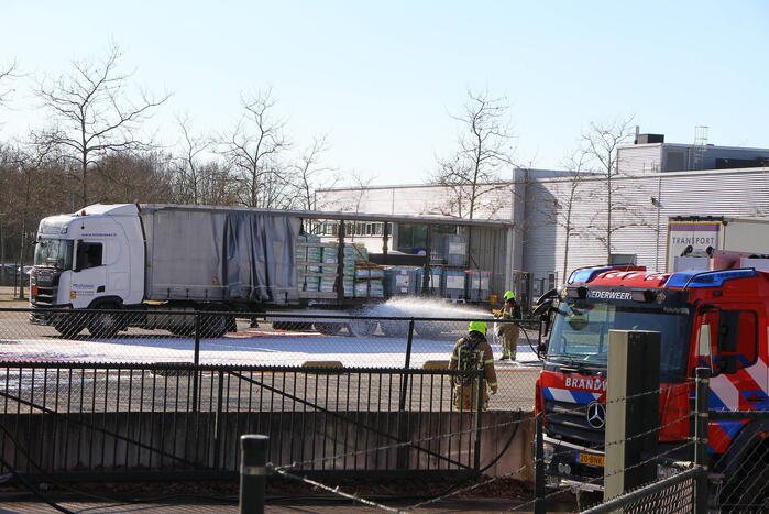 IBC-container met bijtende vloeistof lekgeraakt