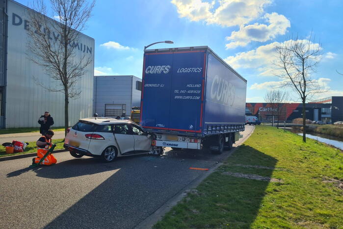 Auto botst op trailer van vrachtwagen